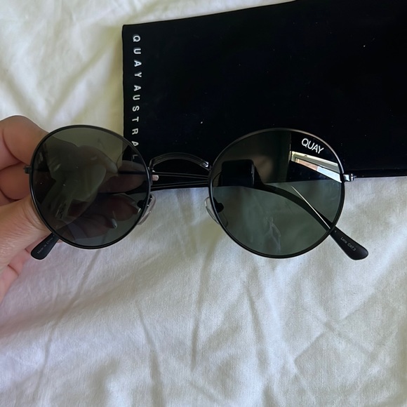 Quay sunglasses with case - Picture 1 of 3